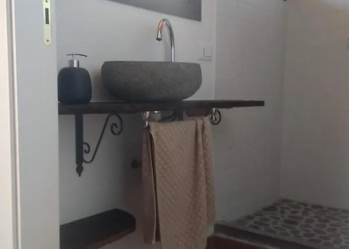 Nina's House , Nonna Lucia *